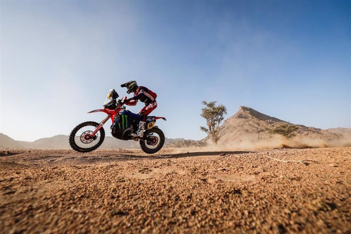 El piloto español Tosha Schareina (Honda), en el Rally Dakar 2025.