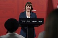 Empresas británicas planean recortar empleos y subir precios en respuesta al aumento de contribuciones