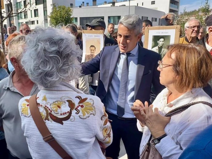 El secretario general del PSOE de Cantabria, Pablo Zuloaga, durante una concentración contra la derogación de la Ley de Memoria Histórica y Democrática de Cantabria