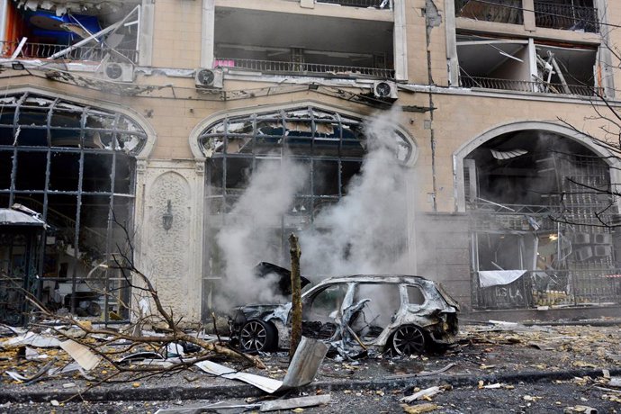 20 December 2024, Ukraine, Kiev: Damaged cars and buildings are seen after a Russian missile strike hits the city centre of Kiev. Photo: Aleksandr Gusev/SOPA Images via ZUMA Press Wire/dpa