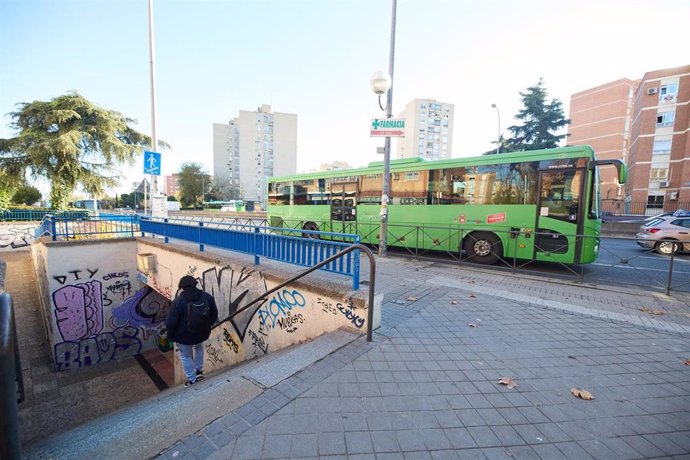 Archivo - Una persona baja las escaleras que dan al paso subterráneo de la A-5 en Padre Piquer, a 4 de diciembre de 2024, en Madrid (España)