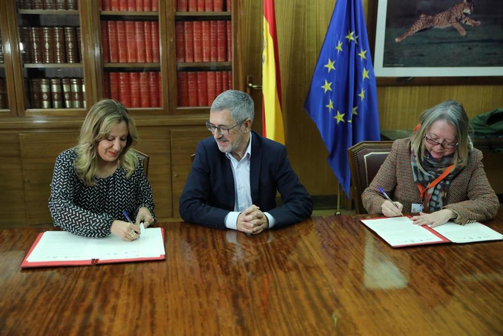 La presidenta del Cabildo de Tenerife, Rosa Dávila, y el secretario de Estado de Medio Ambiente, Hugo Morán, en la firma de la adenda al convenio de obras hidráulicas con Acuaes