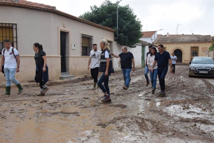 El presidente de la Diputación de Cuenca, Álvaro Martínez Chana, visitando las consecuencias de la DANA en Belmonte.