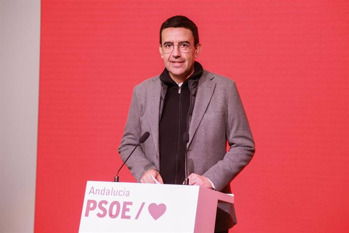 Archivo - El parlamentario autonómico del PSOE-A Mario Jiménez, en una rueda de prensa en una foto de archivo.