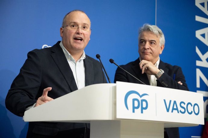 El portavoz del PP en el Congreso de los Diputados, Miguel Tellado, junto al presidente del PP vasco, Javier de Andrés