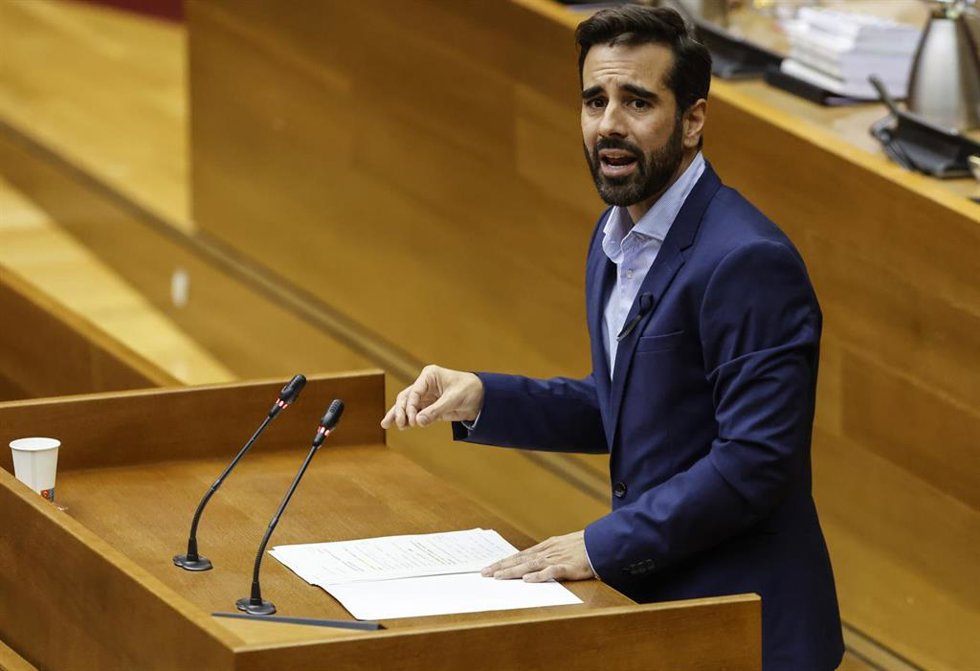 Archivo - El portavoz del PSPV en las Cortes, José Muñoz, interviene durante una sesión plenaria, en una imagen de archivo