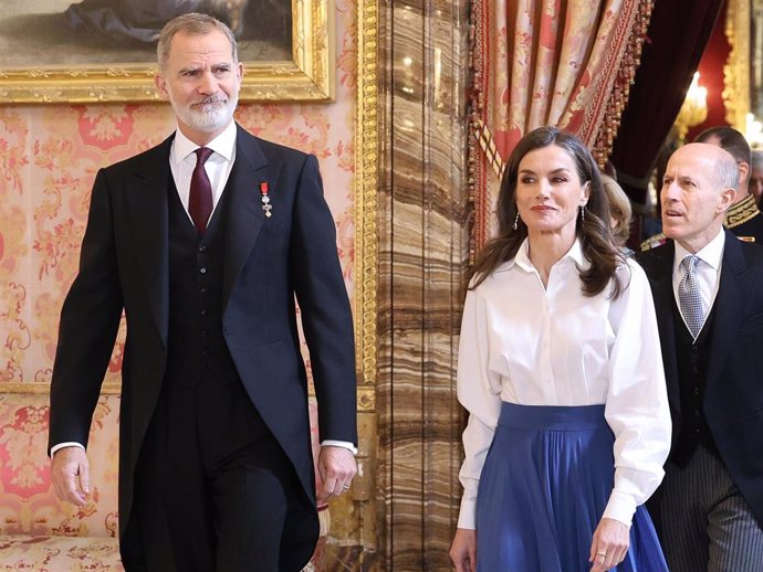 El Rey Felipe VI y la Reina Letizia durante la tradicional recepción anual al Cuerpo Diplomático acreditado en España con motivo del nuevo año, en el Palacio Real de Madrid