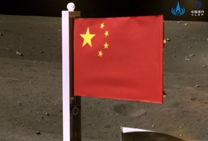 El aterrizador Chang'e-5 desplegó una bandera china rígida en la Luna en 2020