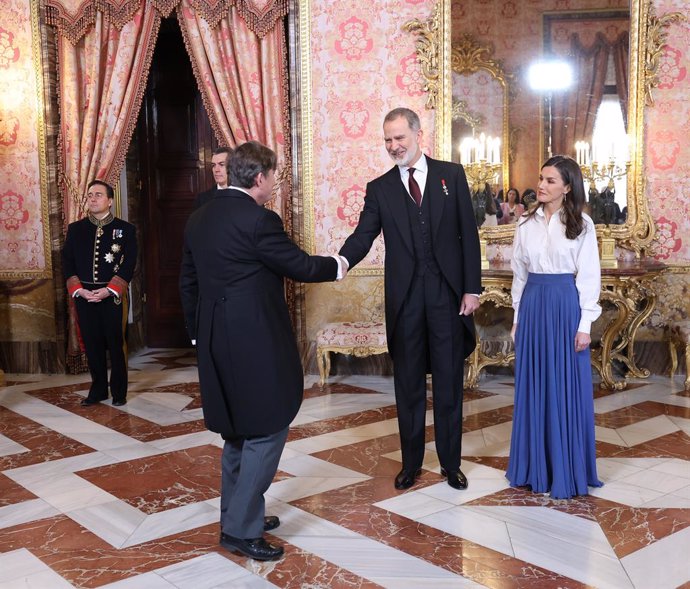 El Rey Felipe VI y la Reina Letizia durante la tradicional recepción anual al Cuerpo Diplomático acreditado en España con motivo del nuevo año, en el Palacio Real de Madrid, a 9 de enero de 2025, en Madrid (España). El Cuerpo Diplomático acreditado en Esp