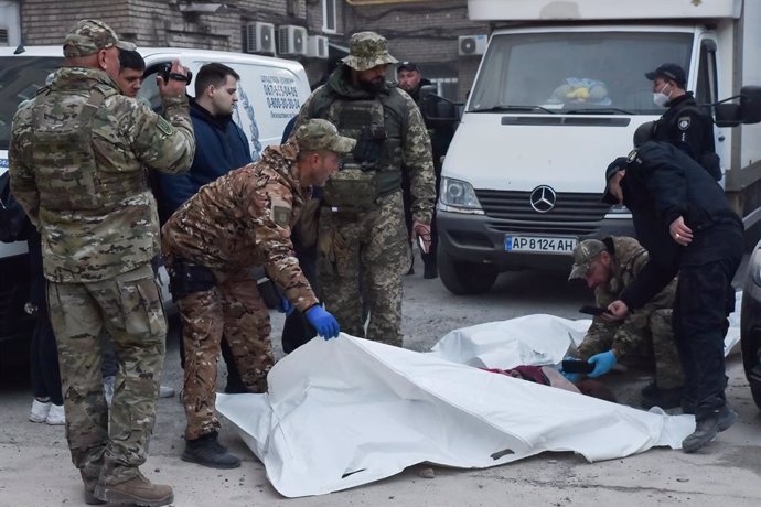 Archivo - Imagen de archivo de varios cuerpos sin vida en una calle de Zaporiyia tras un ataque ruso.