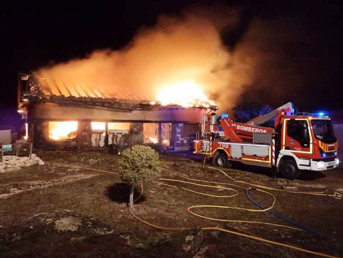 Arde una vivienda junto a un hotel en la Venta de Tiermes (Soria) .