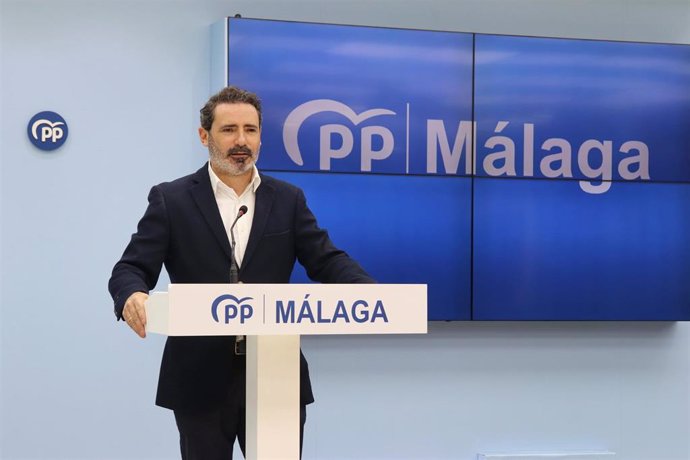 El secretario general del PP de Málaga, José Ramón Carmona, en rueda de prensa