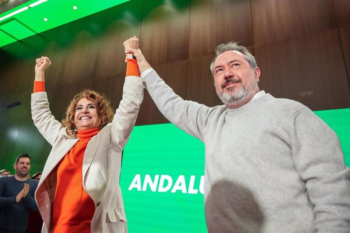 La vicepresidenta primera del Gobierno y ministra de Hacienda, María Jesús Montero (i) y el secretario general del PSOE Andalucía, Juan Espadas (d) durante el acto de presentación de la precandidatura de Montero a la Secretaría General del PSOE-A.  