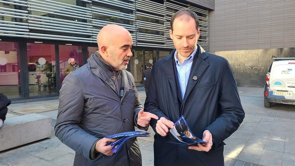 (I-D) El Líder Del PP En El Ayuntamiento De Barcelona, Daniel Sirera, Y El Portavoz Del PP En El Parlament, Juan Fernández, Atienden A Los Medios Ante La Antiga Massana