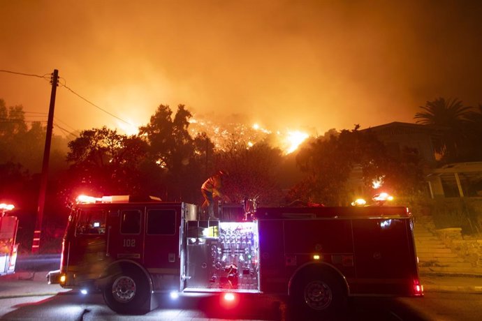 January 8, 2025, Los Angeles, California, United States: Firefighters battle the Eaton fire as its burns in Sierra Madre. Firefighters battled a fast-moving fire that erupted on Eaton in Sierra Madre, spreading to over 1,000 acres. The blaze, which began 