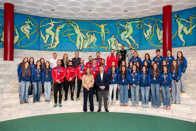 El consejero de Deporte, Luis Martínez Abad, recibe a varios deportistas cántabros para homenajearles por sus victorias en 2024