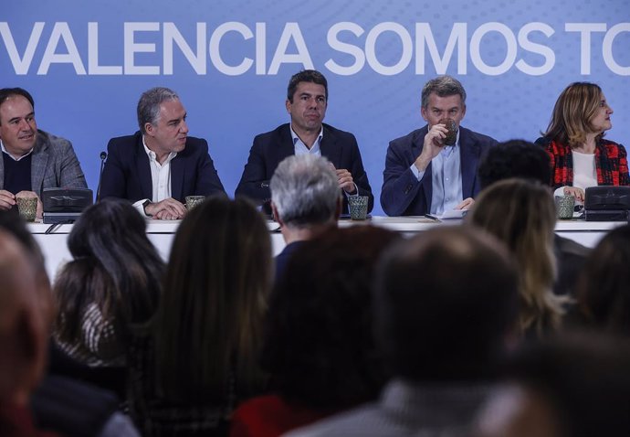 El sotssecretari de Coordinació Autonòmica, Local i Anàlisi Electoral del PP i diputat nacional per Màlaga, Elías Bendodo (2e); el president de la Generalitat Valenciana i del PPCV, Carlos Mazón (3e); el president del Partit Popular, Alberto Núñez 