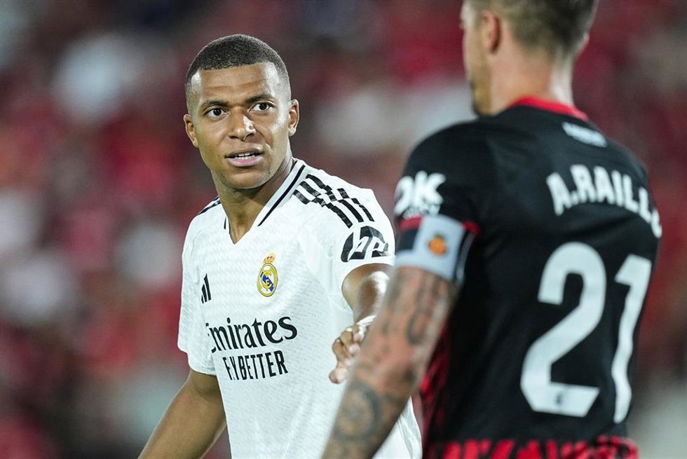 Archivo - El jugador del Real Madrid Kylian Mbappé junto a Antonio Raíllo, jugador del RCD Mallorca.