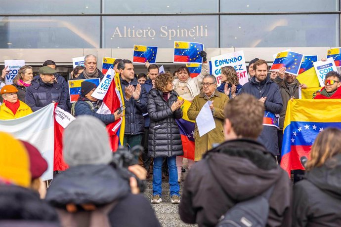 Eurodiputados del PP, con su portavoz Dolors Monserrat a la cabeza, se manifiestan frente a la sede del Parlamento Europeo en Bruselas para apoyar una transición democrática en Venezuela