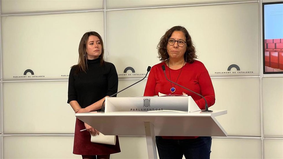 Las diputadas Susana Segovia (Comuns) y Laure Vega (CUP), en una rueda de prensa en el Parlament para presentar dos iniciativas sobre el derecho a la vivienda