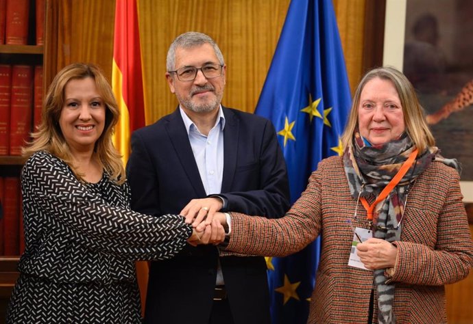 La presidenta del Cabildo de Tenerife, Rosa Dávila, el secretario de Estado de Medio Ambiente, Hugo Morán y la presidenta de Acuaes, María Rosa Cobo, en la firma de la adenda al convenio de obras hidráulicas