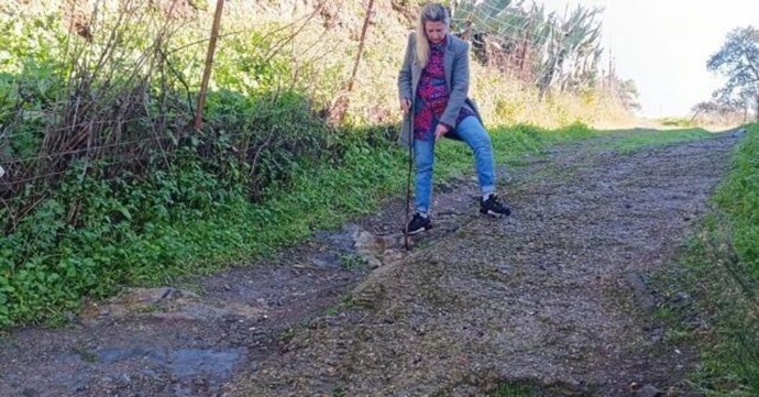 La secretaria de Política Municipal del PSOE de Huelva, Maite Rodríguez, en uno de los caminos rurales de la provincia.