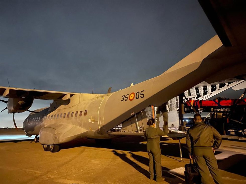 Traslado de la bebé en un avión del Ejército