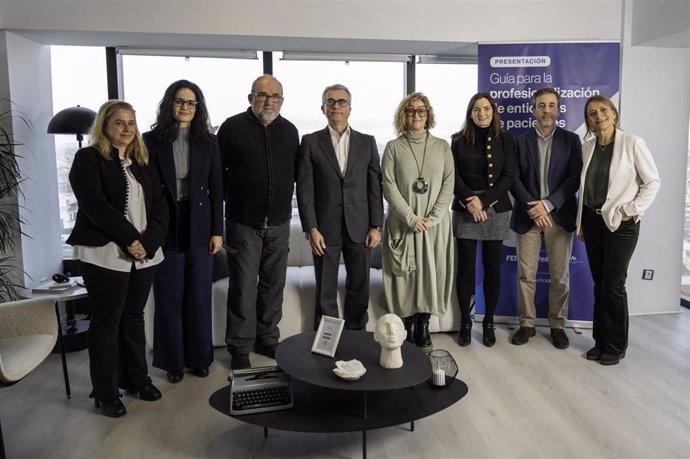 Foto de familia de la presentación de la Guía para la profesionalización de las entidades de pacientes.