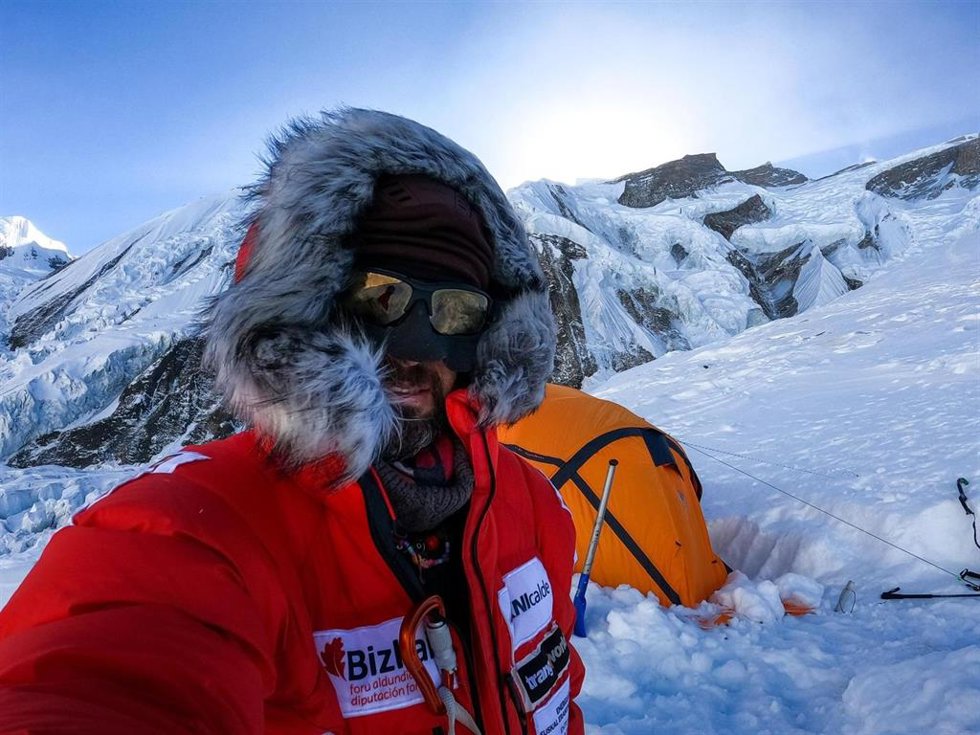 Archivo - El alpinista vasco Alex Txikon en el Annapurna.
