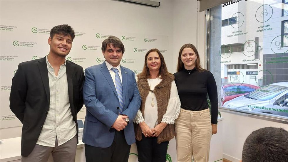 De izquierda a derecha, el investigador Andrés Felipe Bedoya, el presidente de AECC Baleares, José Reyes, la consellera de Salud, Manuela García, y la investigadora Antnia Martí.