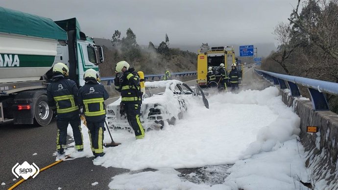 Incendio de un turismo en la A-8 a la altura de Llanes.