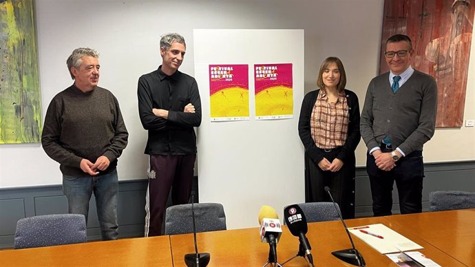 Carlos Lozano, de la Universidad de Burgos, Pablo Gisbert, del grupo El Conde de Torrefiel, Beatriz Fernández, de la Fundación Caja de Burgos e Ignacio Gonzalez de Miguel, de la Gerencia de Cultura del Ayuntamiento