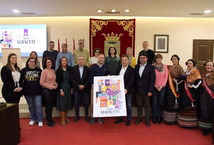 El alcalde de Albacete, Manuel Serrano, y el autor del cartel anunciador de la Feria 2025, Abel Rocha, presentando dicho cartel.