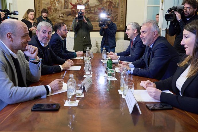 El ministro de Política Territorial y Memoria Democrática, Ángel Víctor Torres, y el presidente de Canarias, Fernando Clavijo, durante una reunión, en el Ministerio de Política Territorial y Memoria Democrática, a 9 de enero de 2025, en Madrid (España). D