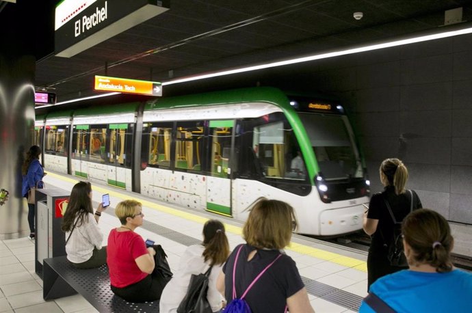 Archivo - Pasajeros del metro de Málaga