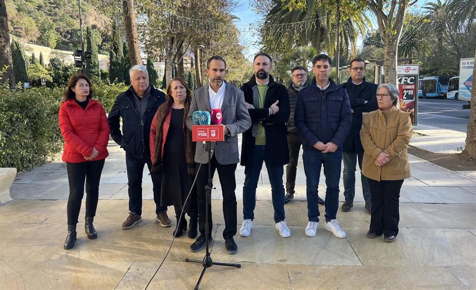 El portavoz municipal del PSOE, Daniel Pérez, junto con ediles socialistas