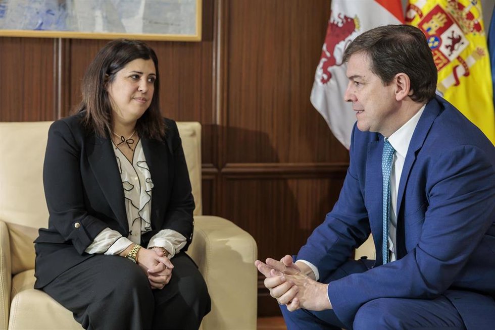 Mañueco reafirma su compromiso con la reindustrialización de Benavente y la promoción de vivienda pública .  El presidente de la Junta durante la recepción ofrecida a Beatriz Asensio.