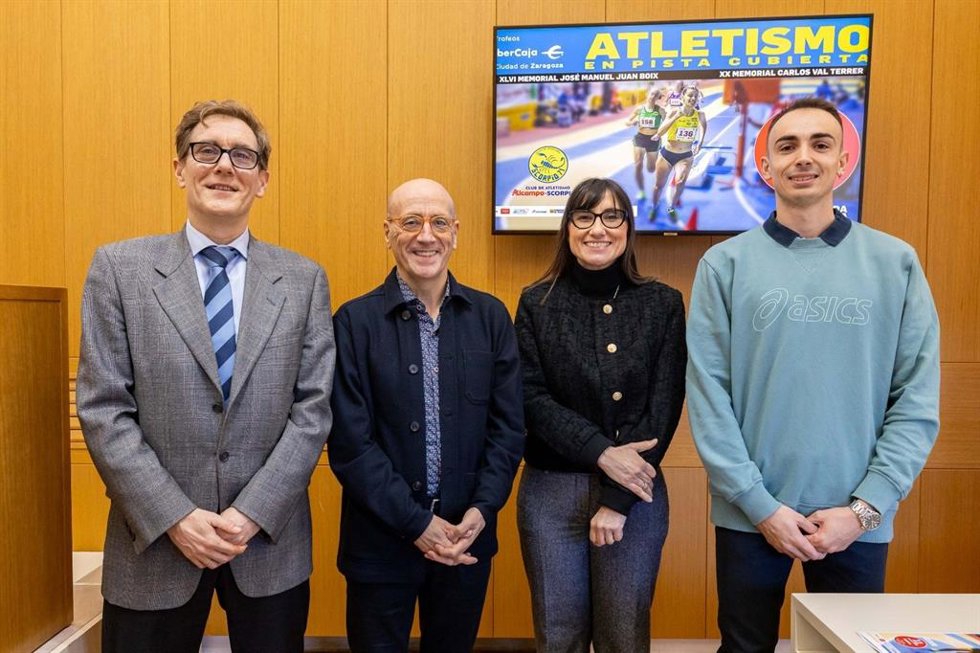 El concejal Delegado de Deportes, Félix Brocate, segundo por la izquierda, en la rueda de prensa de la presentación del Trofeo Ibercaja 'Ciudad de Zaragoza' de Atletismo en Pista Cubierta que se celebra este sábado en Zaragoza.