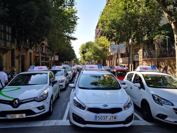 Archivo - Coches de autoescuela aparcados frente a la Delegación del Gobierno de Catalunya