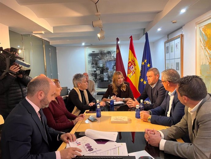 La consejera de Empresa, Empleo y Economía Social, Marisa López Aragón, junto al director del Info, Joaquín Gómez, en la reunión con los alcaldes y alcaldesas de Caravaca de la Cruz, Bullas, Calasparra, Mula y Pliego