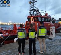 Detenidos en Ibiza tres patrones de una embarcación tipo pesquera con migrantes a bordo