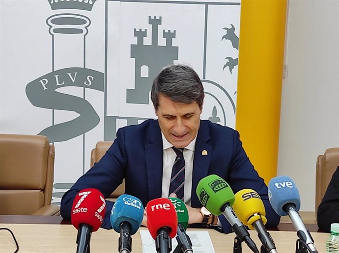 Pedro Fernández, en una atención a medios, en foto de archivo.