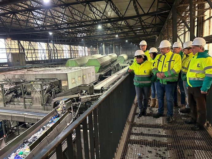 El presidente de la Diputación de León durante su visita al CTR de San Román de la Vega (León).