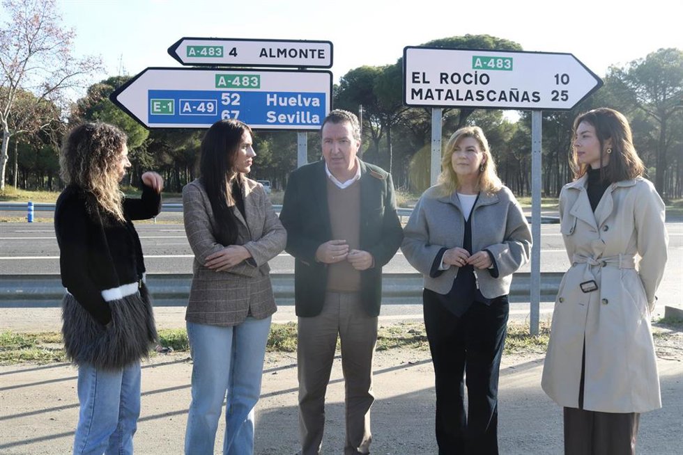 El presidente del PP de Huelva y parlamentario andaluz, Manuel Andrés González, en la carretera A-483 junto a otros miembros de su formación.