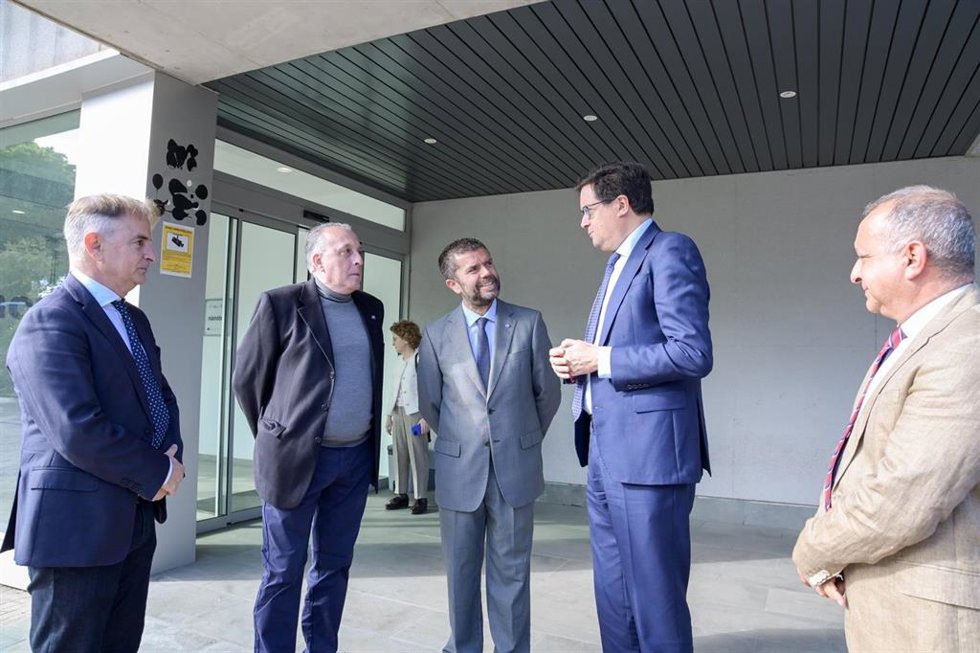 El ministro o para la Transformación Digital y de la Función Pública, Óscar López (2d), acompañado por el subdelegado del Gobierno en Canarías, Javier Plata (d), el rector de la Universidad de La Laguna, Francisco García (c), y el CEO de Wooptix, José M