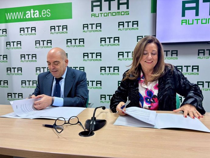 La consejera de Desarrollo Educativo y Formación Profesional de la Junta de Andalucía, María del Carmen Castillo, y el presidente de la Federación Nacional de Asociaciones de Autónomos (ATA), Lorenzo Amor, en la firma del protocolo.