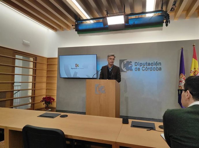 El delegado de Infraestructuras, Sostenibilidad y Agricultura de la Diputación de Córdoba, Andrés Lorite, en rueda de prensa.