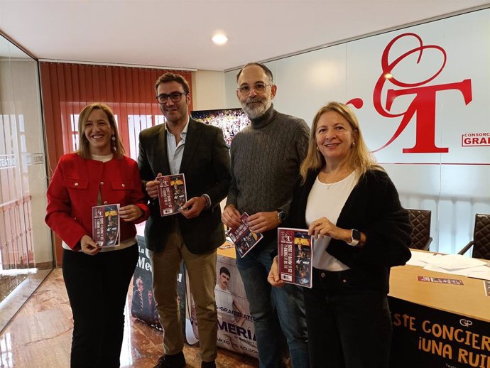 La diputada provincial de Turismo, Elísabeth Martín; el concejal de Cultura, Jorge Suárez; el secretario general de Cultura, Francisco Palomino y la directora del Gran Teatro, Marisa Caldera, en la presentación de la programación