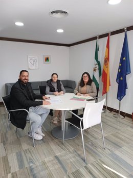 Reunión entre la delegada territorial de Inclusión Social y Familias de la Junta y el alcalde de Marinaleda acerca del proyecto de una unidad de estancia diurna.