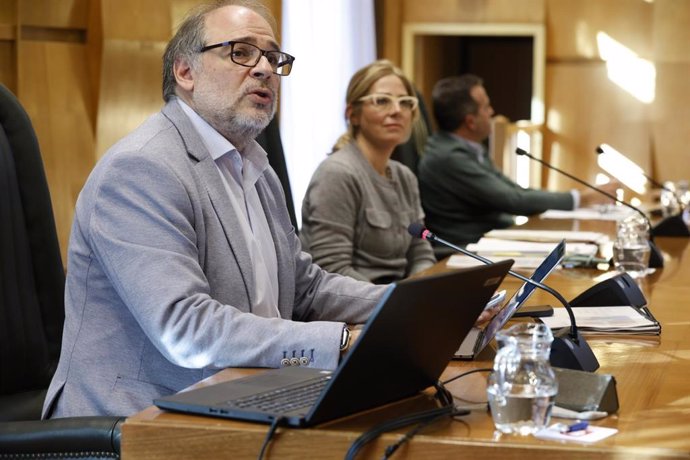 El consejero municipal de Participación Ciudadana y Régimen Interior, Alfonso Mendoza, este jueves en la Comisión plenaria para dar cuenta de la partida presupuestaria de su área para 2025.